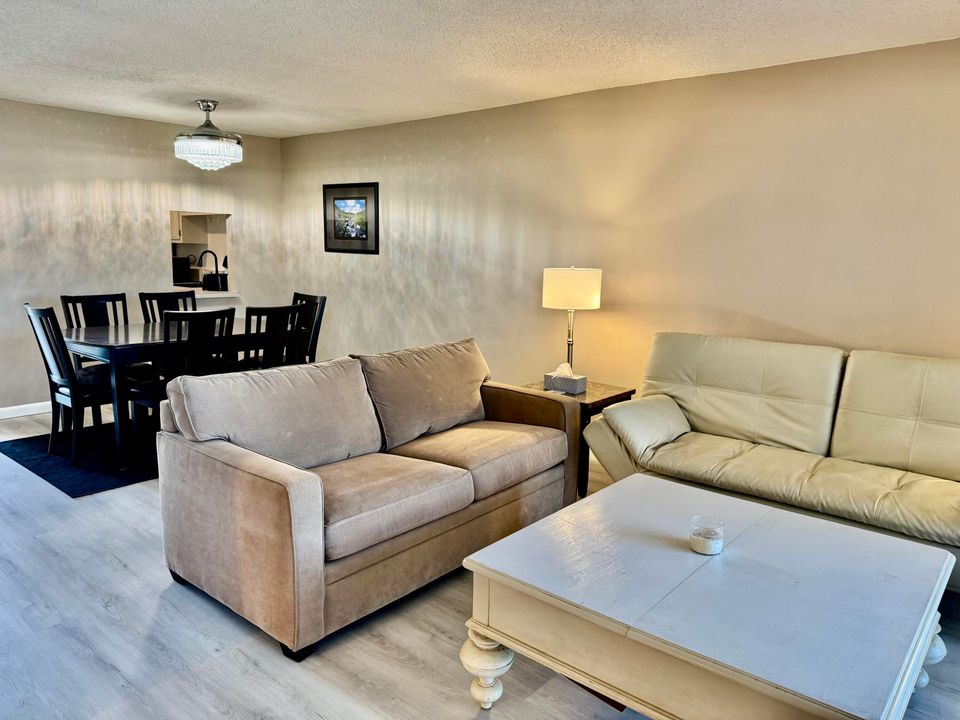 出租: $1,900 (2 贝兹, 2 浴室, 1200 平方英尺)