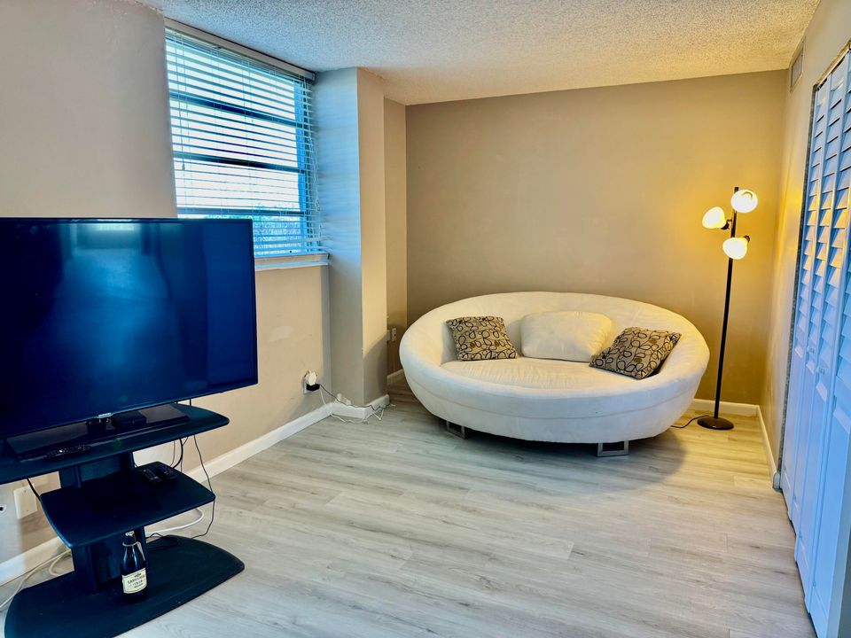 出租: $1,900 (2 贝兹, 2 浴室, 1200 平方英尺)