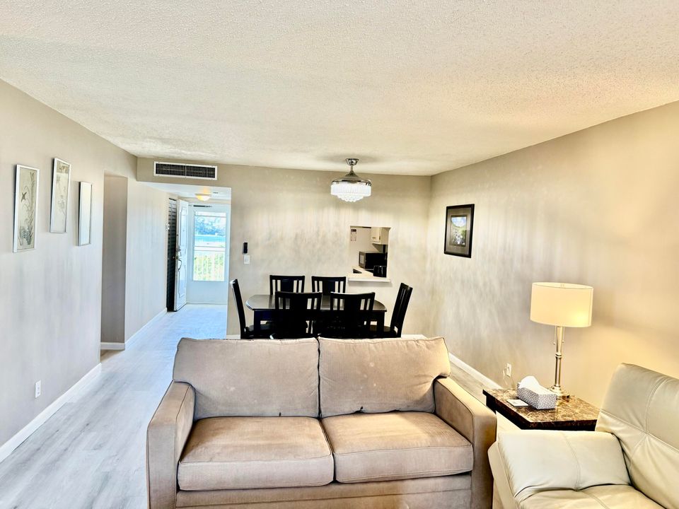 出租: $1,900 (2 贝兹, 2 浴室, 1200 平方英尺)