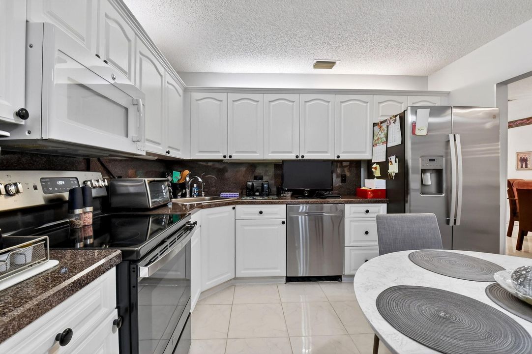 For Sale: $245,000 (3 beds, 2 baths, 1431 Square Feet)