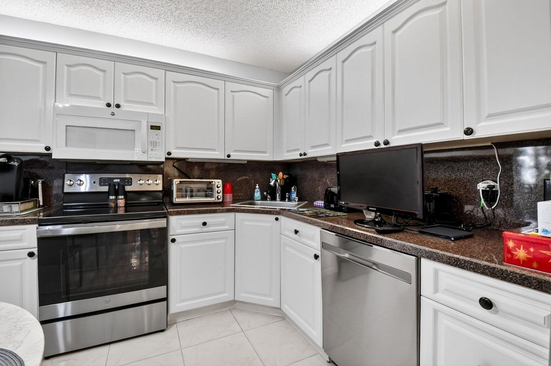 For Sale: $245,000 (3 beds, 2 baths, 1431 Square Feet)