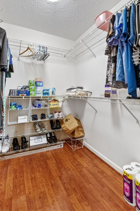 For Sale: $245,000 (3 beds, 2 baths, 1431 Square Feet)