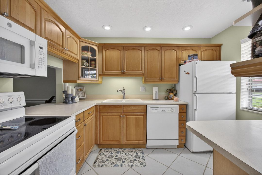 For Sale: $214,500 (2 beds, 2 baths, 854 Square Feet)