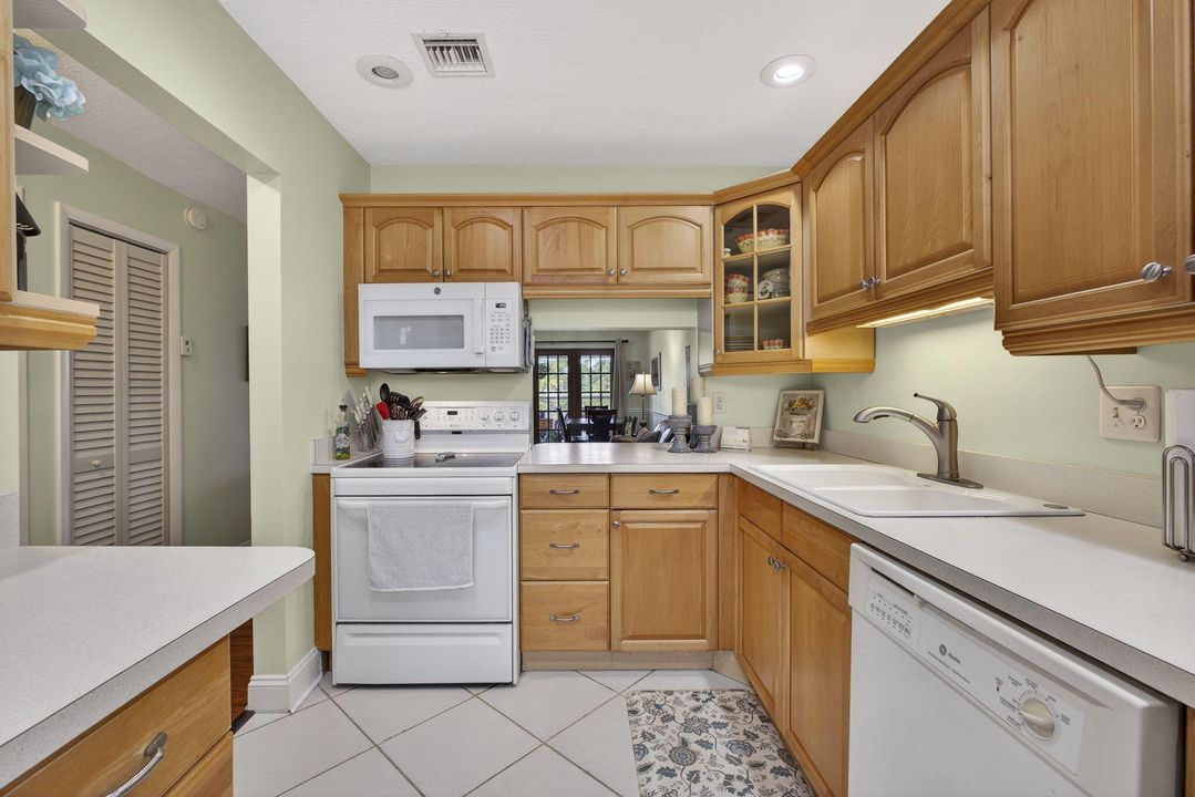 For Sale: $214,500 (2 beds, 2 baths, 854 Square Feet)