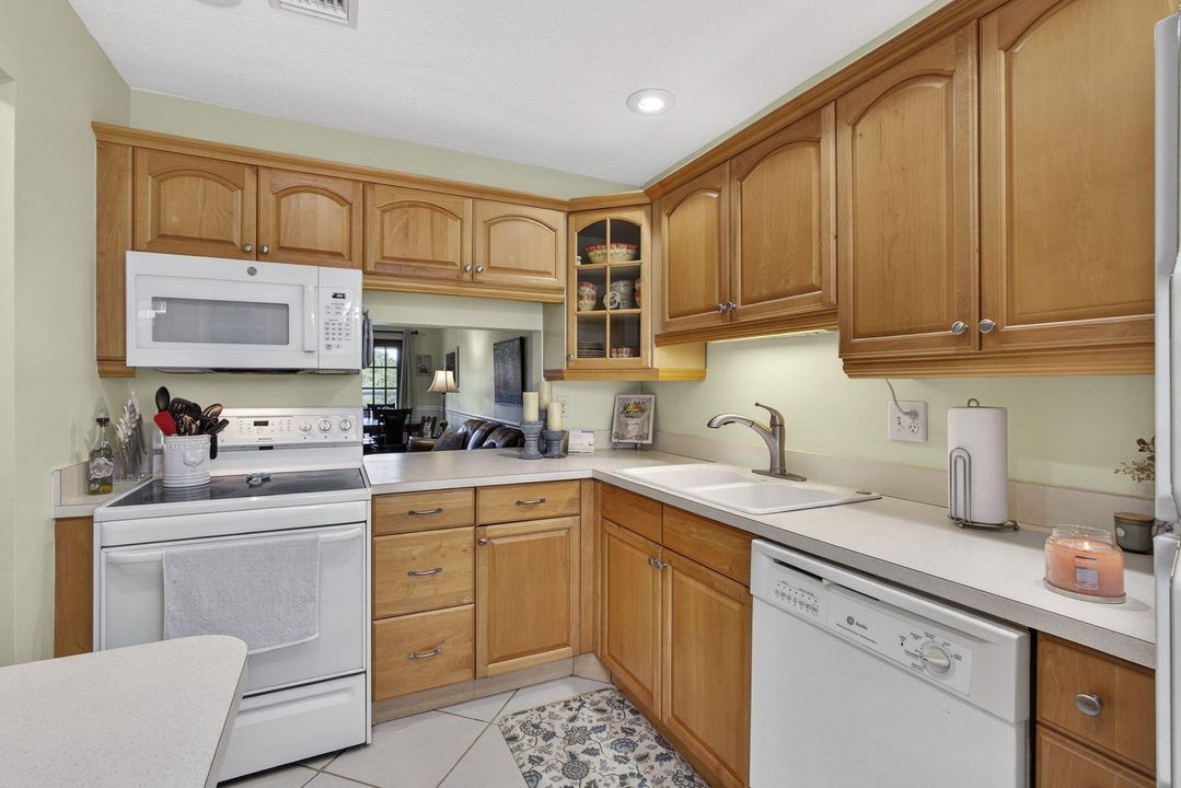 For Sale: $214,500 (2 beds, 2 baths, 854 Square Feet)