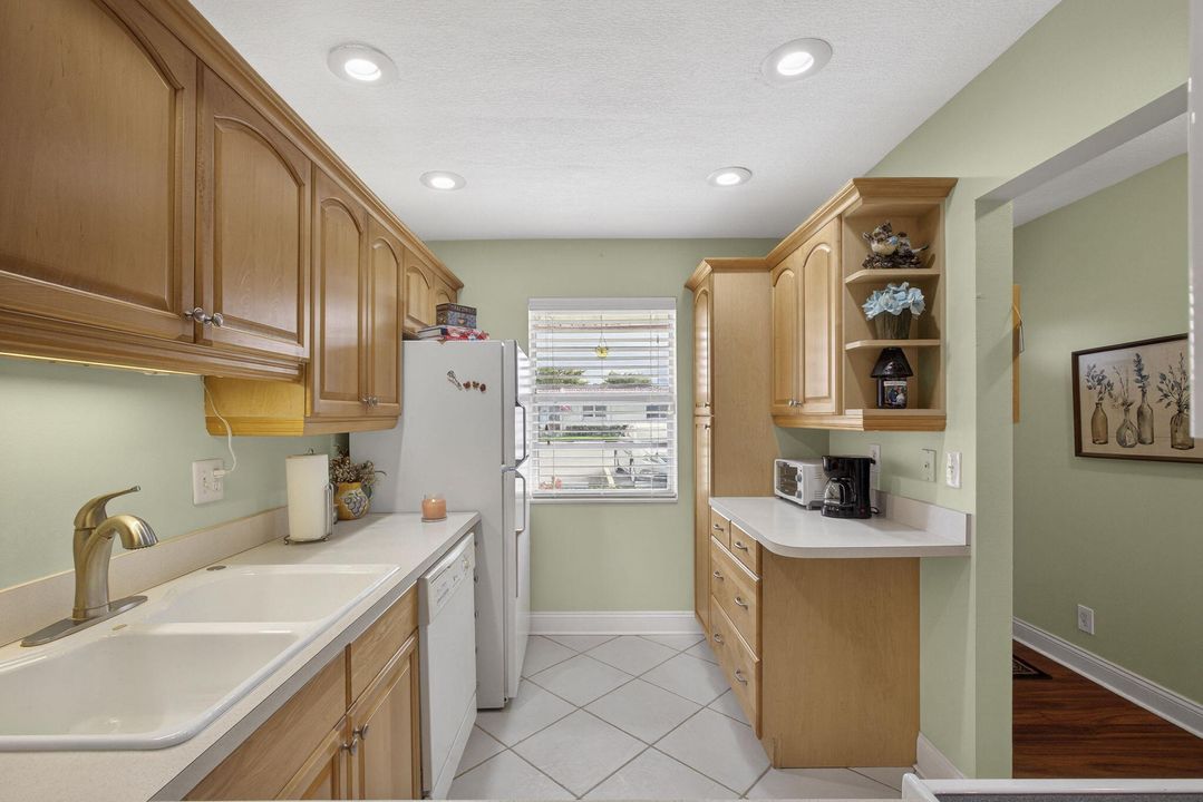 For Sale: $214,500 (2 beds, 2 baths, 854 Square Feet)