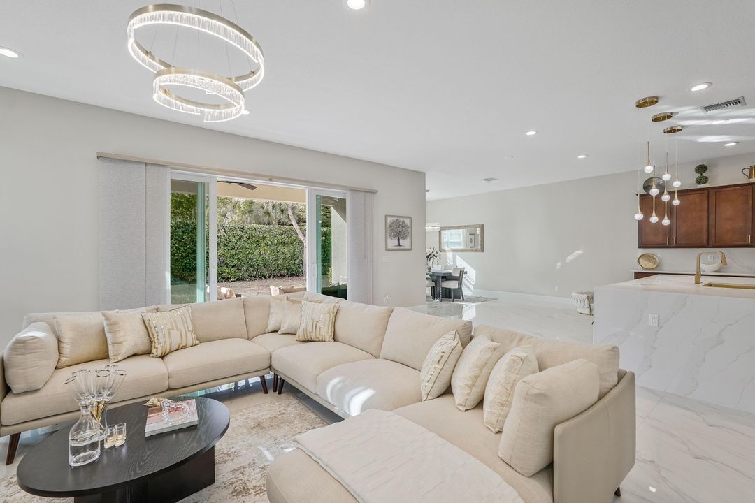 На продажу: $965,000 (5 спален, 4 ванн, 3085 Квадратных фут)