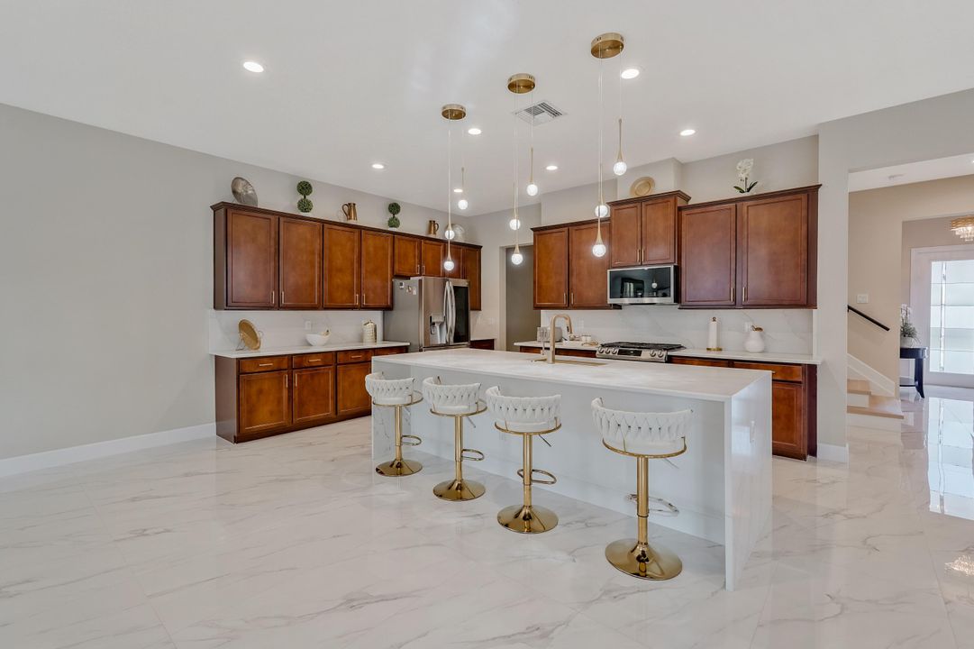 На продажу: $965,000 (5 спален, 4 ванн, 3085 Квадратных фут)