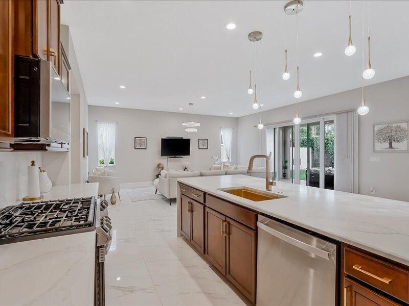 На продажу: $965,000 (5 спален, 4 ванн, 3085 Квадратных фут)