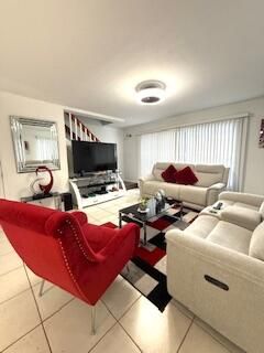 For Sale: $283,000 (2 beds, 1 baths, 936 Square Feet)