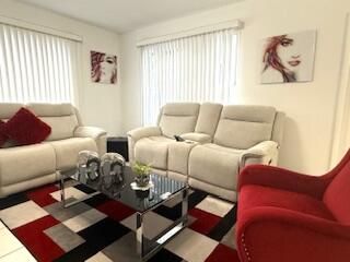 For Sale: $283,000 (2 beds, 1 baths, 936 Square Feet)