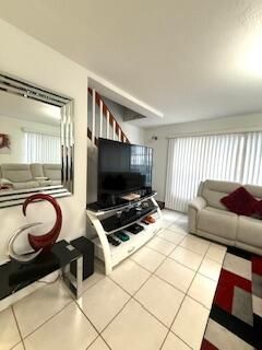 For Sale: $283,000 (2 beds, 1 baths, 936 Square Feet)