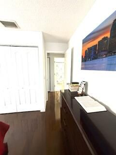 For Sale: $283,000 (2 beds, 1 baths, 936 Square Feet)