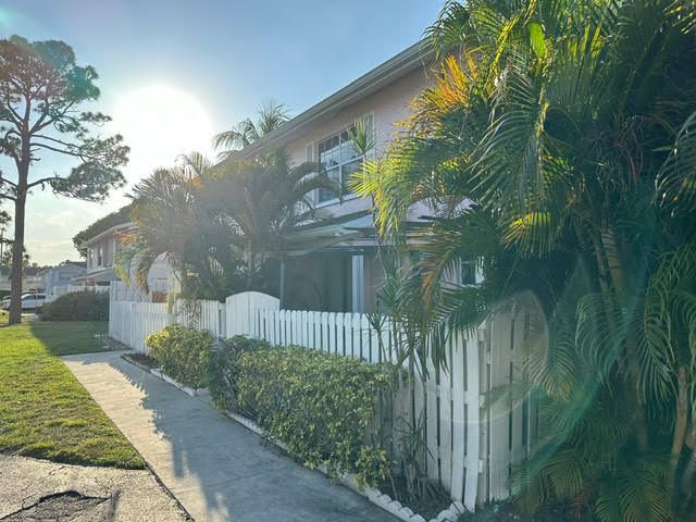 For Sale: $283,000 (2 beds, 1 baths, 936 Square Feet)