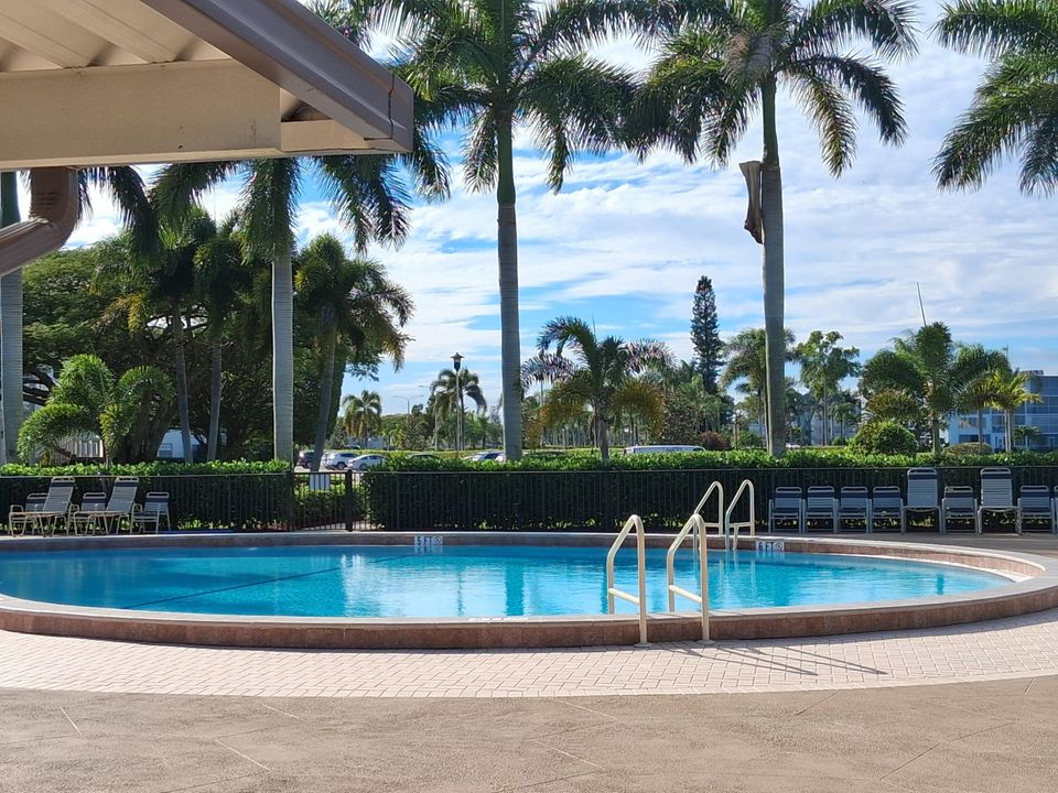 For Sale: $119,000 (1 beds, 1 baths, 702 Square Feet)