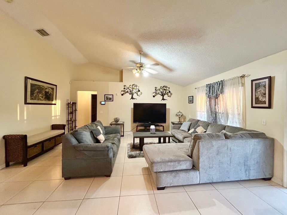 出租: $4,000 (4 贝兹, 2 浴室, 1788 平方英尺)