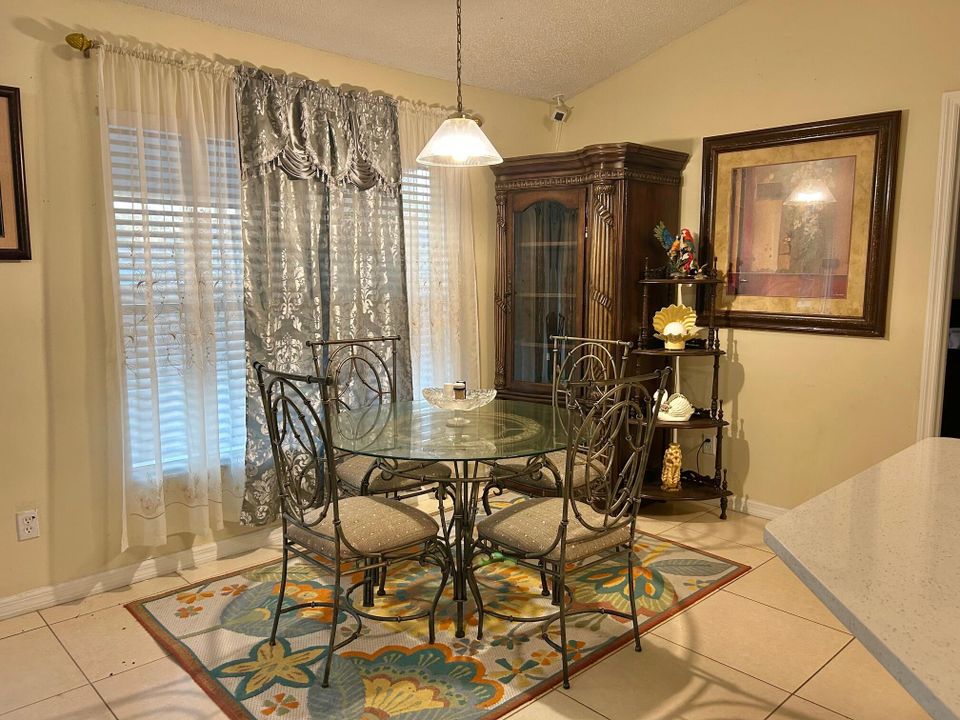 出租: $4,000 (4 贝兹, 2 浴室, 1788 平方英尺)