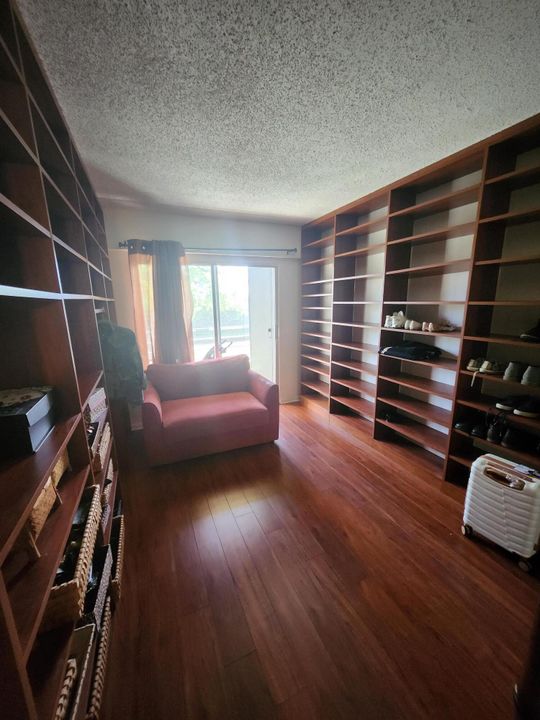 For Sale: $169,000 (2 beds, 1 baths, 835 Square Feet)