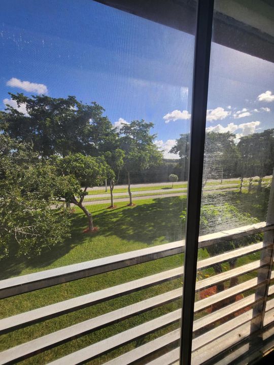 For Sale: $169,000 (2 beds, 1 baths, 835 Square Feet)