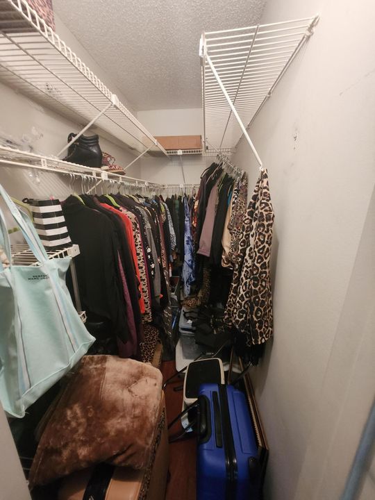 For Sale: $169,000 (2 beds, 1 baths, 835 Square Feet)