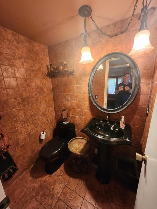 For Sale: $169,000 (2 beds, 1 baths, 835 Square Feet)