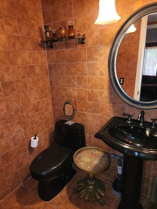 For Sale: $169,000 (2 beds, 1 baths, 835 Square Feet)