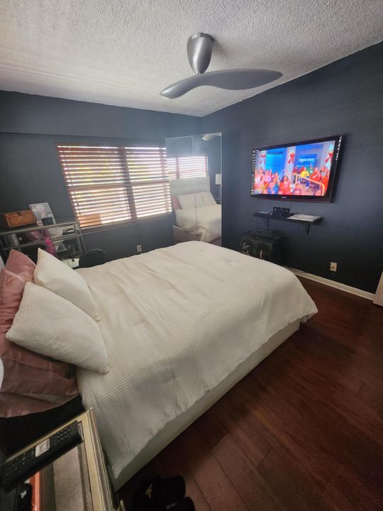 For Sale: $169,000 (2 beds, 1 baths, 835 Square Feet)