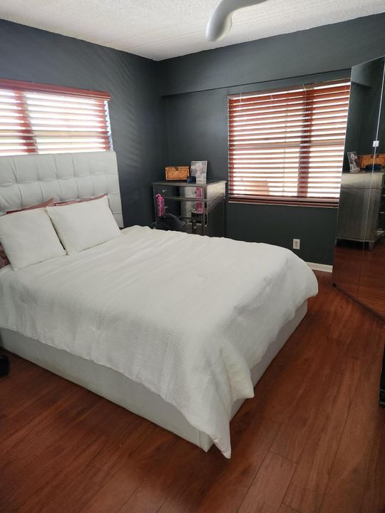 For Sale: $169,000 (2 beds, 1 baths, 835 Square Feet)