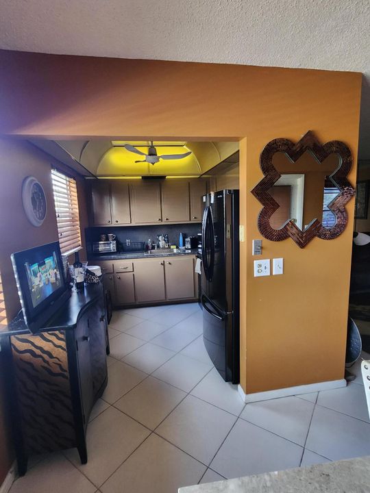 For Sale: $169,000 (2 beds, 1 baths, 835 Square Feet)