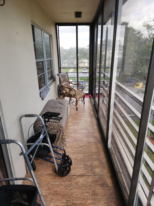 For Sale: $169,000 (2 beds, 1 baths, 835 Square Feet)