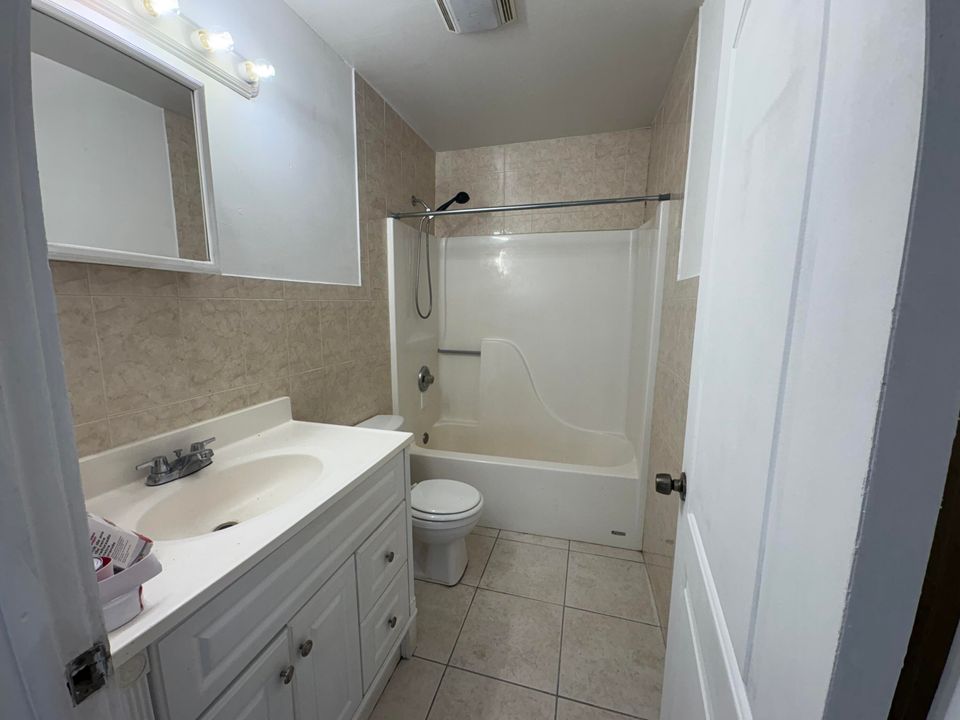 For Rent: $2,100 (1 beds, 1 baths, 840 Square Feet)