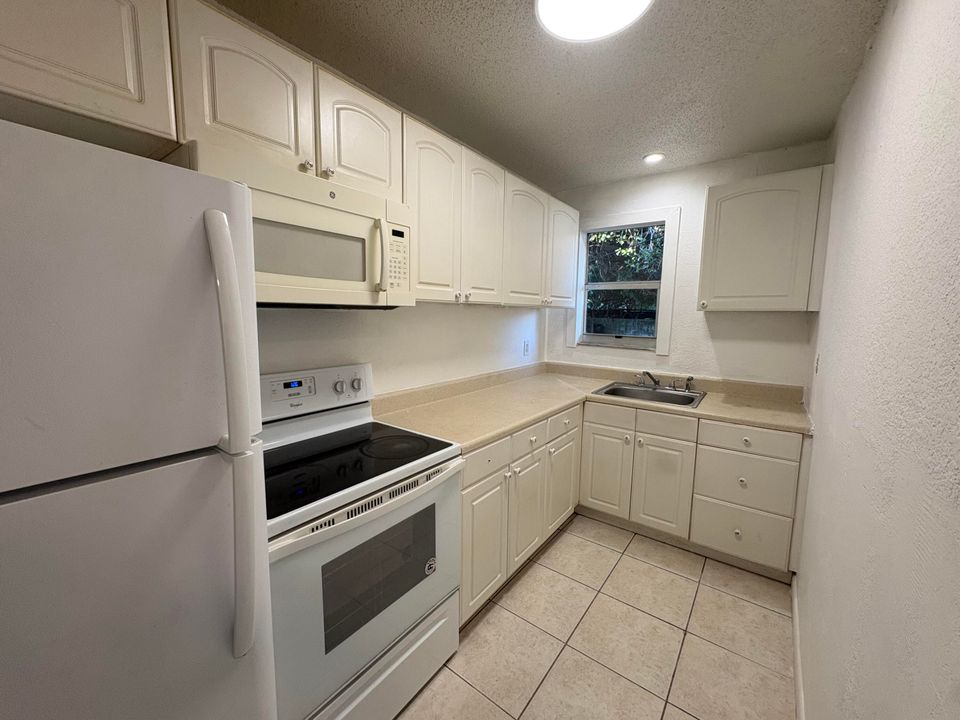 For Rent: $2,100 (1 beds, 1 baths, 840 Square Feet)