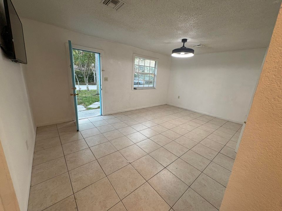 For Rent: $2,100 (1 beds, 1 baths, 840 Square Feet)