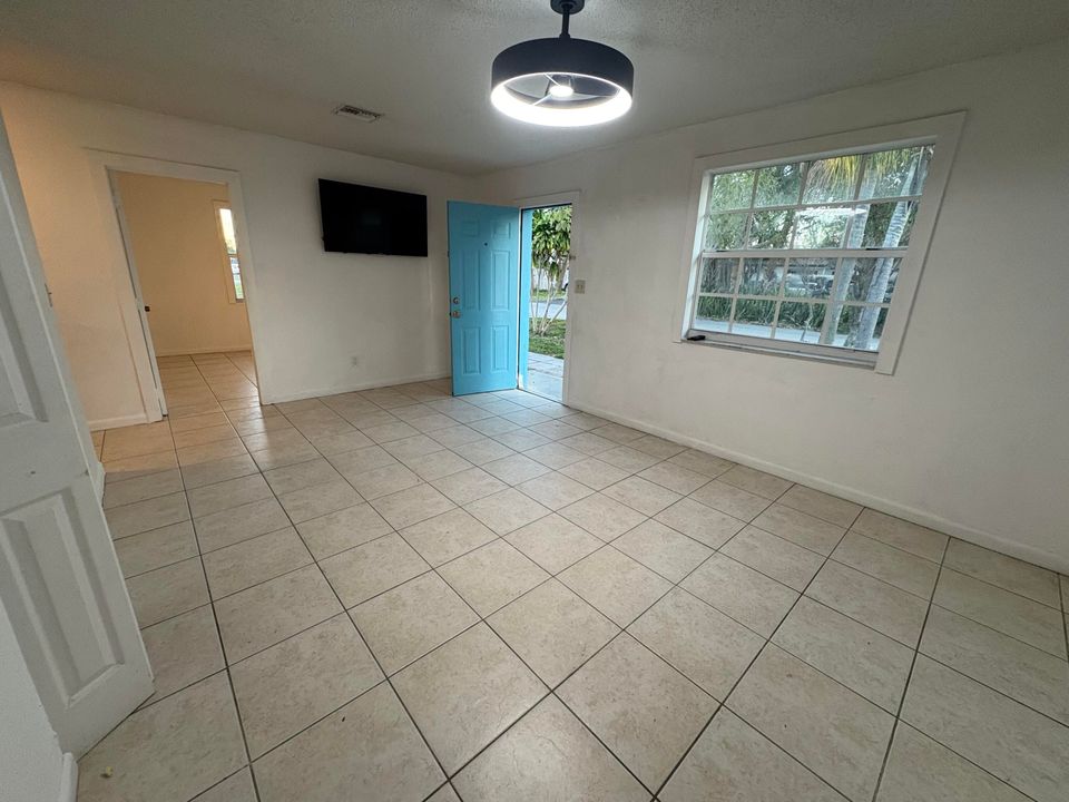 For Rent: $2,100 (1 beds, 1 baths, 840 Square Feet)