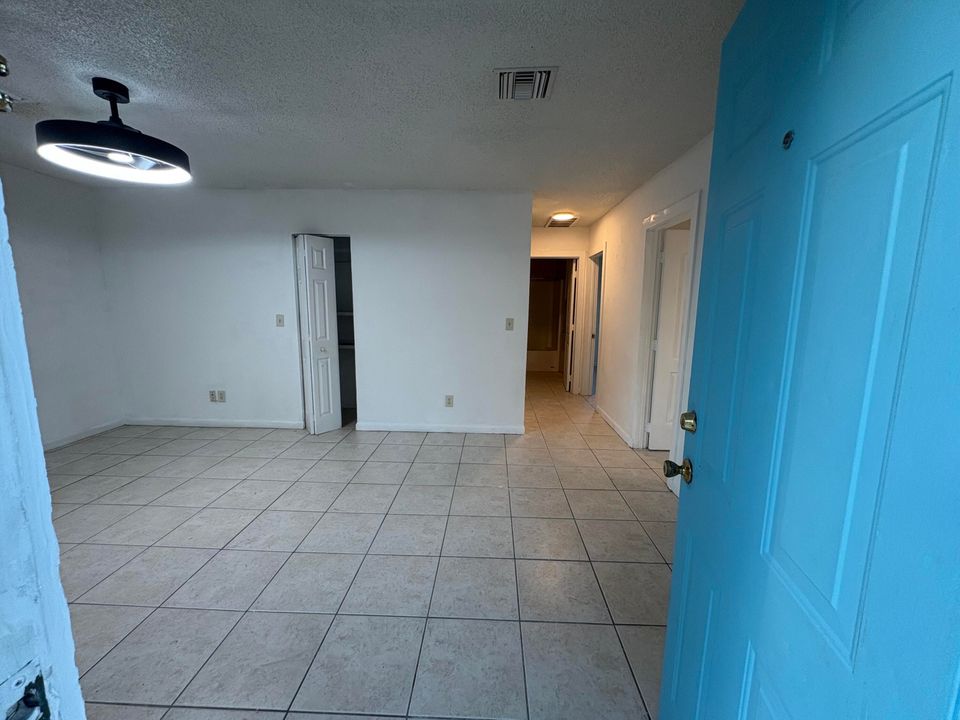 For Rent: $2,100 (1 beds, 1 baths, 840 Square Feet)