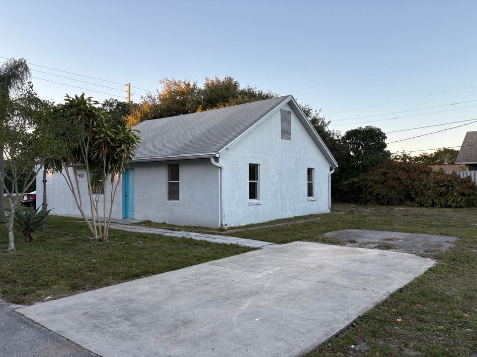 For Rent: $2,100 (1 beds, 1 baths, 840 Square Feet)