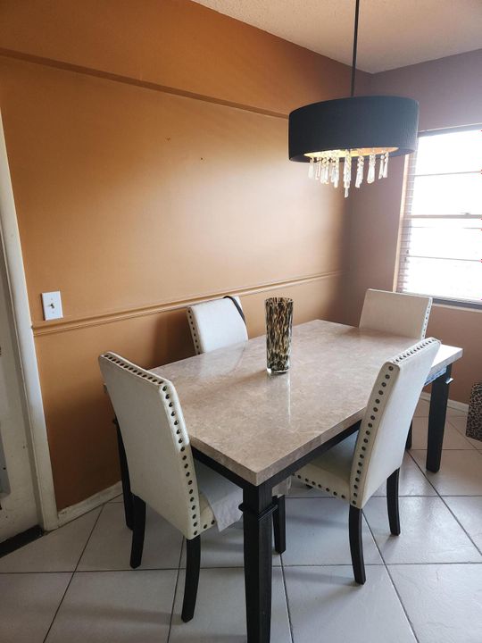 For Sale: $169,000 (2 beds, 1 baths, 835 Square Feet)