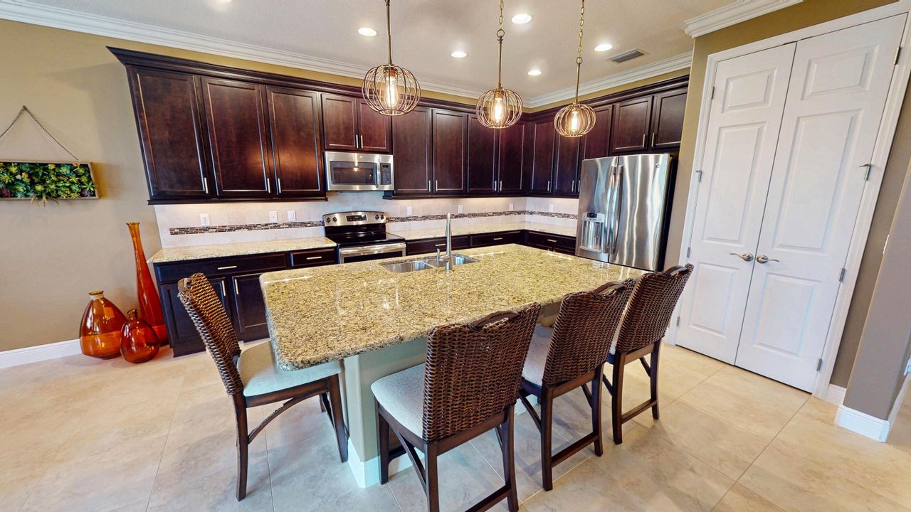 На продажу: $449,000 (2 спален, 2 ванн, 2198 Квадратных фут)