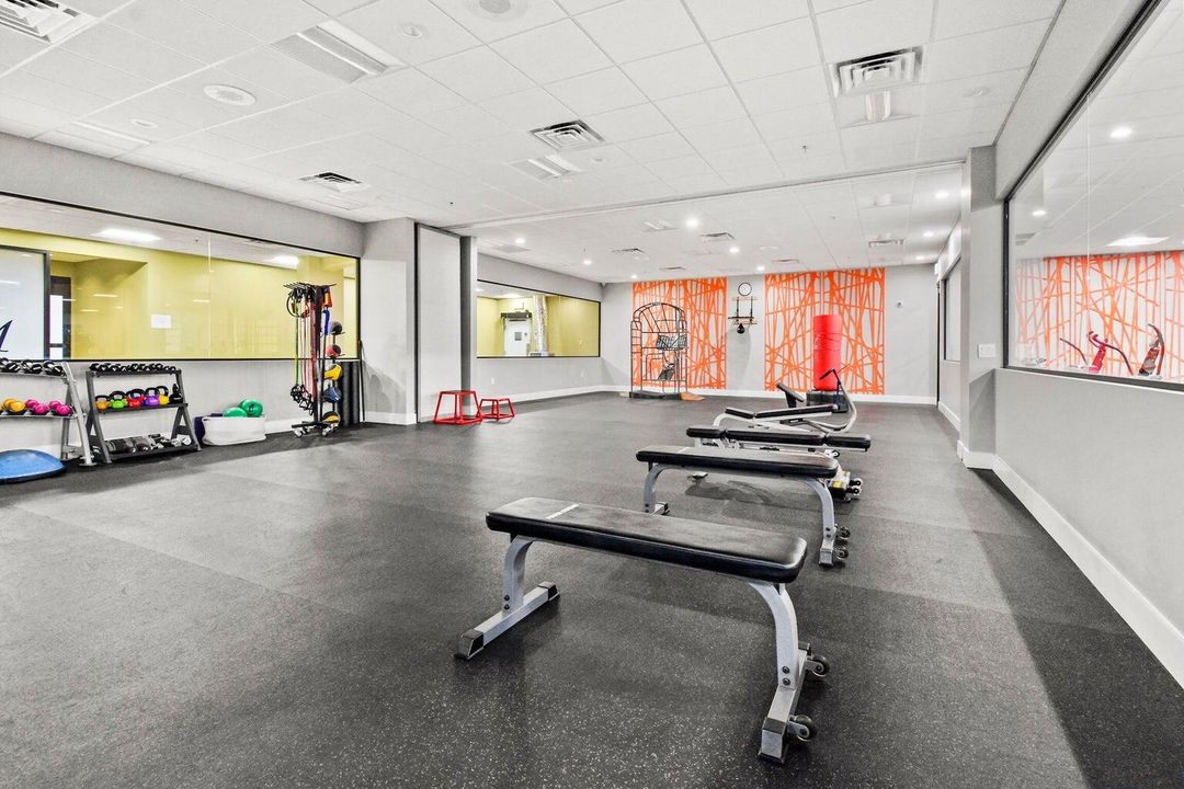 For Sale: $169,000 (2 beds, 1 baths, 835 Square Feet)