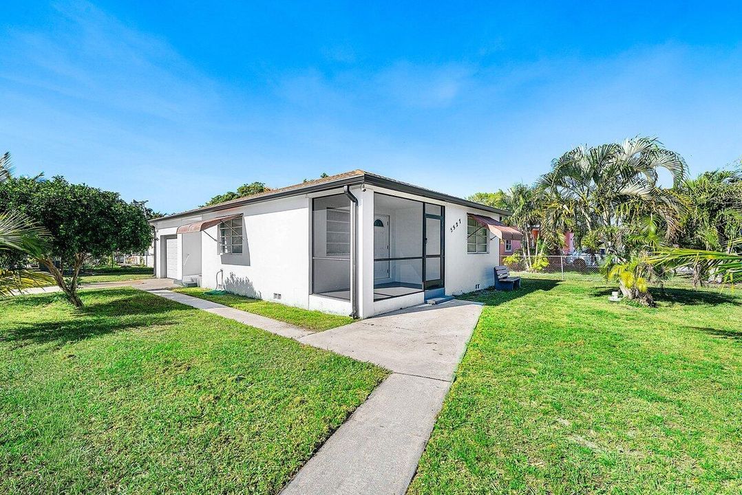 For Sale: $374,999 (2 beds, 1 baths, 840 Square Feet)