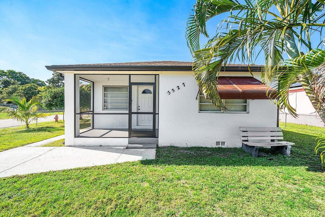 For Sale: $374,999 (2 beds, 1 baths, 840 Square Feet)