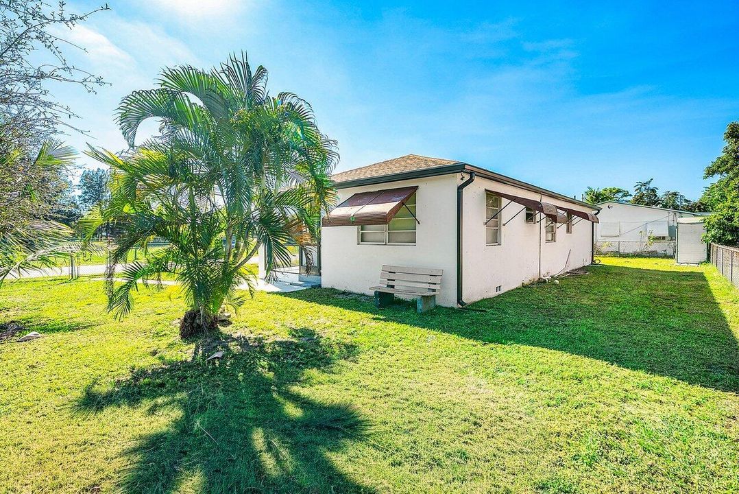 For Sale: $374,999 (2 beds, 1 baths, 840 Square Feet)