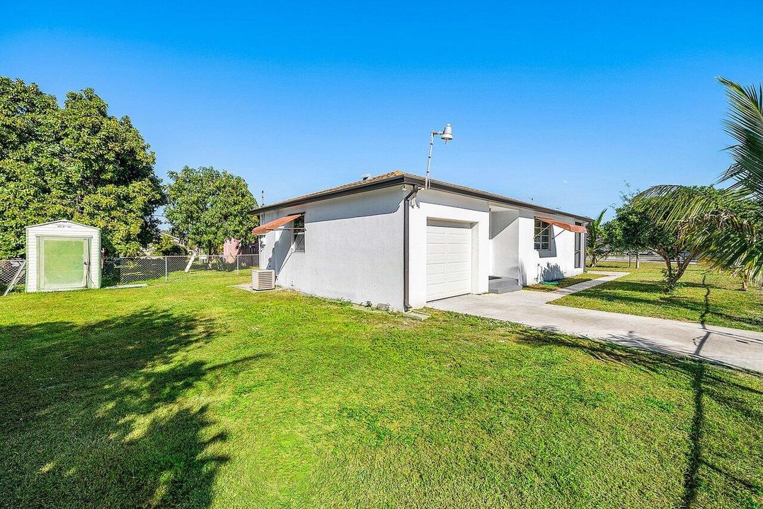 For Sale: $374,999 (2 beds, 1 baths, 840 Square Feet)