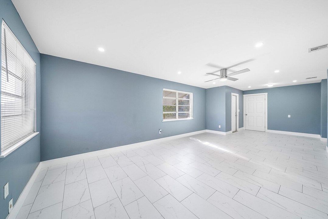 For Sale: $374,999 (2 beds, 1 baths, 840 Square Feet)