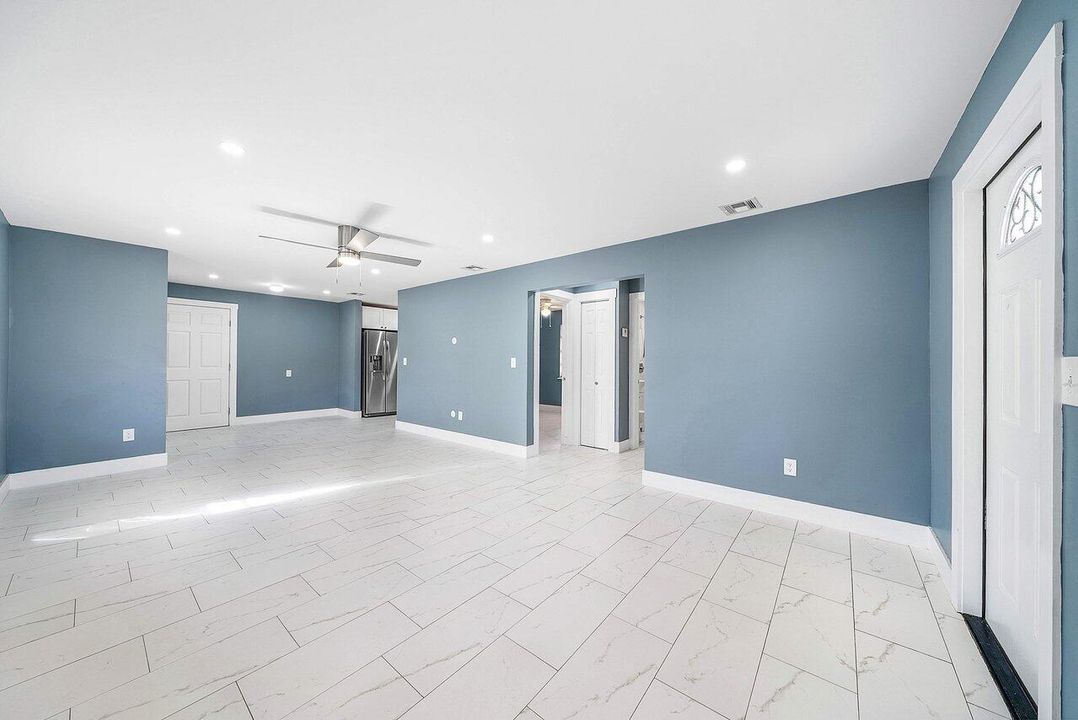 For Sale: $374,999 (2 beds, 1 baths, 840 Square Feet)