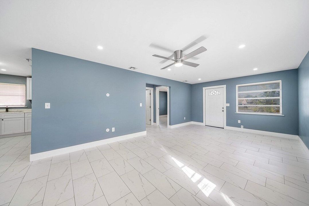 For Sale: $374,999 (2 beds, 1 baths, 840 Square Feet)