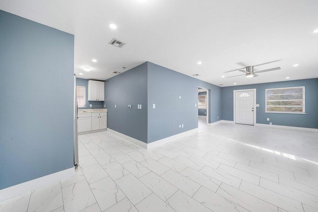 For Sale: $374,999 (2 beds, 1 baths, 840 Square Feet)