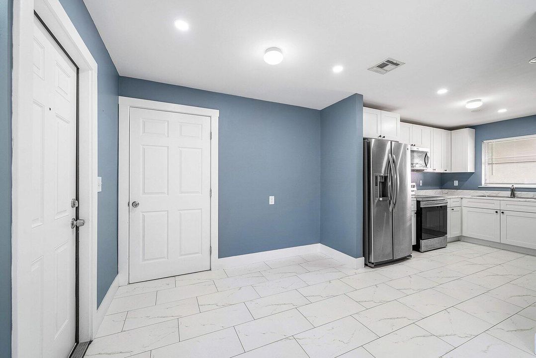 For Sale: $374,999 (2 beds, 1 baths, 840 Square Feet)