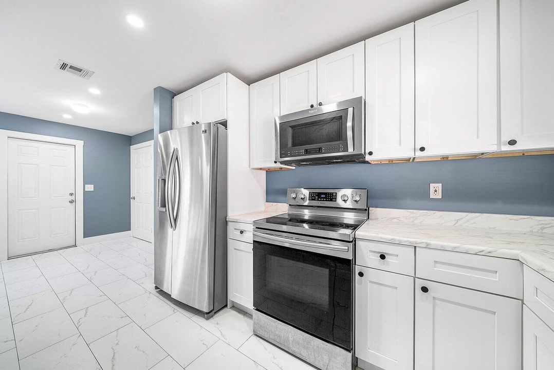 For Sale: $374,999 (2 beds, 1 baths, 840 Square Feet)