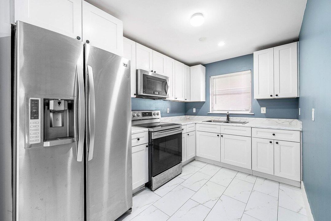 For Sale: $374,999 (2 beds, 1 baths, 840 Square Feet)